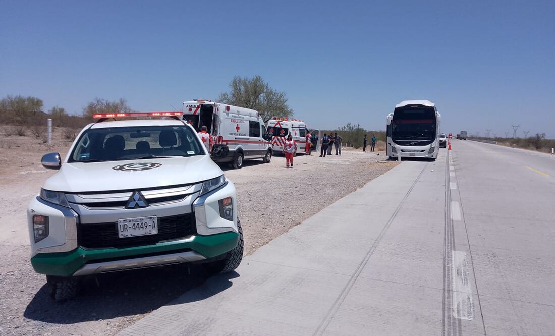 Más de 40 °C provocaron golpe de calor en pasajeros de autobús descompuesto en carretera de Hermosillo. Foto: Protección Civil Sonora