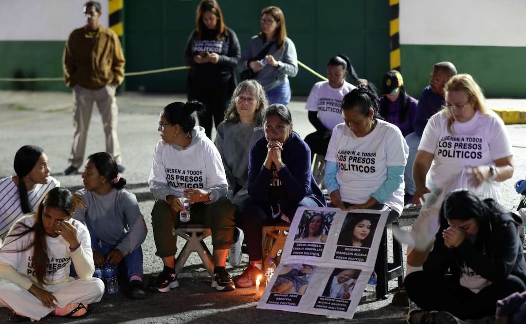 Personas participan en una vigilia afuera de la Zona 7 de la Policía Nacional Bolivariana (CPNB) este sábado, en Caracas (Venezuela). Familiares de personas detenidas se reunieron en una vigilia en la CPNB, con la expectativa de que se produzcan excarcelaciones de sus allegados, tras los anuncios realizados el 8 de enero por el jefe del Parlamento venezolano, Jorge Rodríguez. Foto: EFE