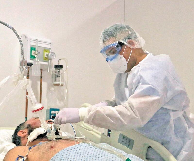 Los médicos que atienden pacientes Covid son el primer objetivo de la campaña de vacu nación; hay quienes faltan por recibir la segunda dosis. AFP