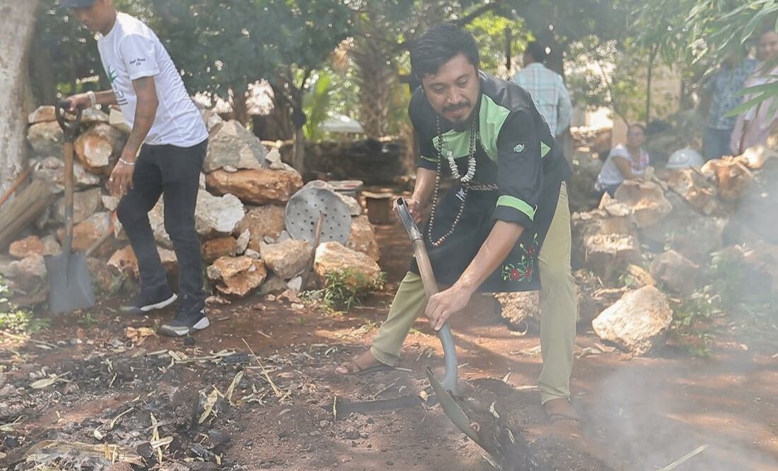 El Chef Wilson Alonso terminando de tapar el horno bajo tierra (el pib).
Foto: El Universal