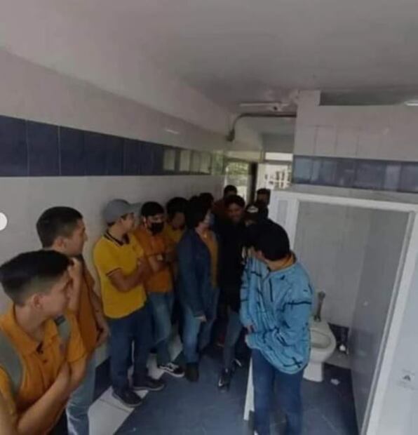 Estudiante monta barbería en el baño de su preparatoria y se hace viral