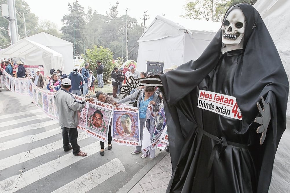 Familiares de los normalistas anunciaron que retirarán el plantón que mantenían desde hace tres días en las inmediaciones de Los Pinos (ARCHIVO EL UNIVERSAL)