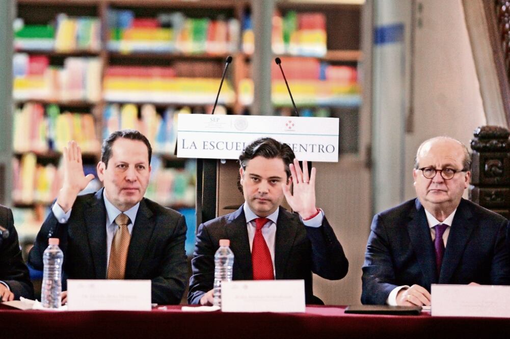 El gobernador del Estado de México, Eruviel Ávila; el titular de la SEP, Aurel io Nuño, y el gobernador de Morelos, Graco Ramírez, durante el encuentro (IVÁN STEPHENS. EL UNIVERSAL)