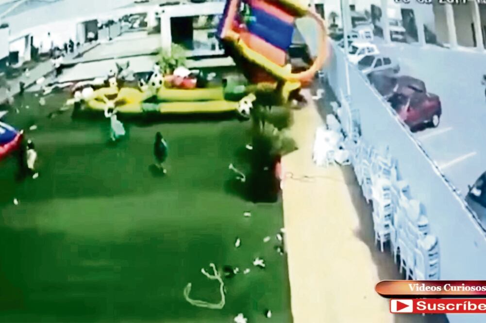 Un torbellino sorpresivo, que pasó por la zona norte de la capital el domingo pasado, arrastró los juegos inflables, lanzando a los menores al suelo (FOTO TOMADA DE VIDEO)