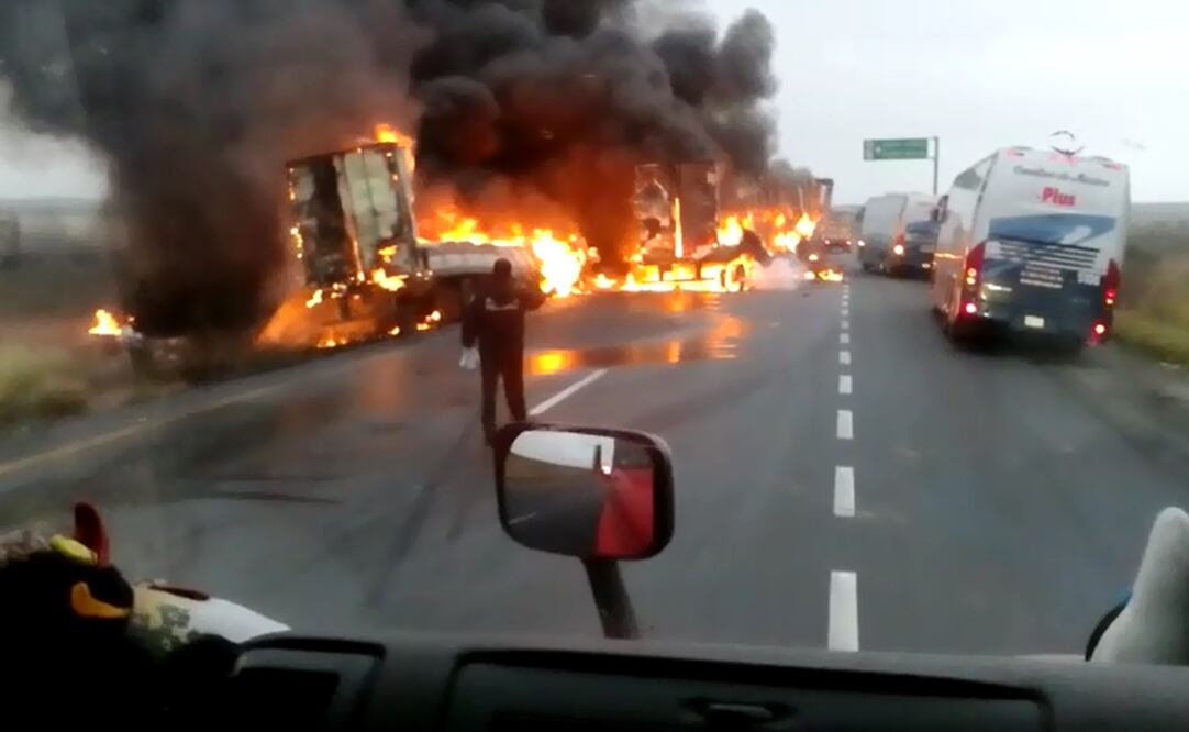 Protección Civil de Tamaulipasauxilió a los conductores y a los demás vehículos. (FOTO: Tomada de video Cortesía Noticias 24Siete)