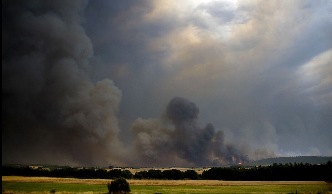 Imagen del avance de las llamas en la provincia de León de un incendio iniciado en Molezuelas de la Carballeda (Zamora), el 12 de agosto de 2025. Foto: EFE