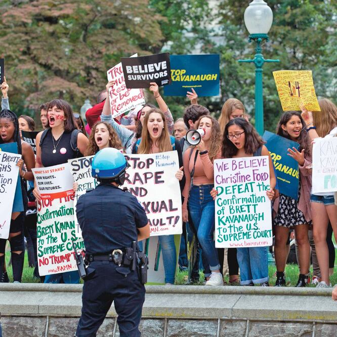 Manifestantes expresaron ayer, afuera del Capitolio, en Washington, su rechazo a la nominación del juez Brett Kavanaugh para el Tribunal Supremo. (LUIS MAGAÑA. AFP)