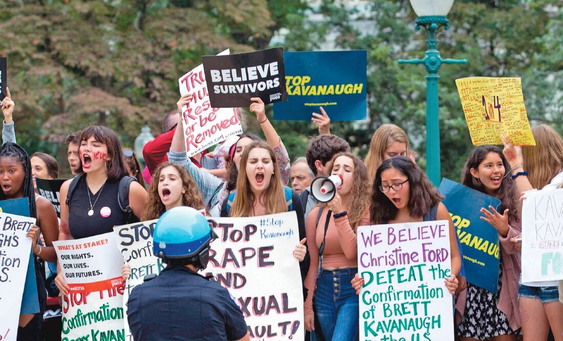 Manifestantes expresaron ayer, afuera del Capitolio, en Washington, su rechazo a la nominación del juez Brett Kavanaugh para el Tribunal Supremo. (LUIS MAGAÑA. AFP)