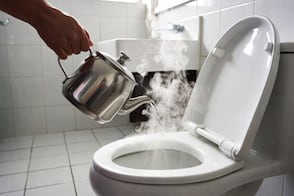 ¿Por qué se recomienda tirar agua caliente en el inodoro?; descubre los beneficios de este truco casero