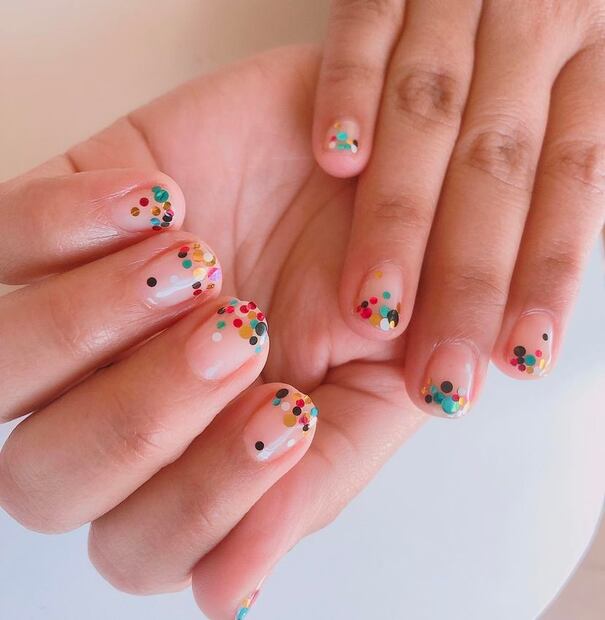 Uñas confeti. Foto: Instagram @caroxmua
