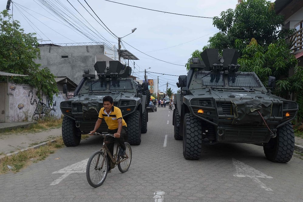 Vehículos blindados vigilan las calles de la provincia de Santa Elena, durante el referéndum en Ecuador en el que ecuatorianos votaron a favor de elevar las medidas de seguridad contra el crimen organizado. FOTO: AFP/Archivo