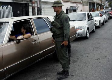 Venezolanos hacen largas filas en gasolineras por nuevo sistema de pago