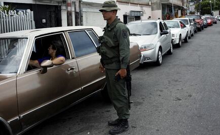 Venezolanos hacen largas filas en gasolineras por nuevo sistema de pago