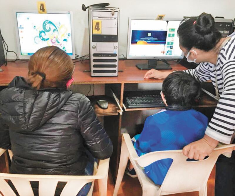 Los dueños se han vuelto capacitadores exprés. Foto: EMILIO FERNÁNDEZ. EL UNIVERSAL