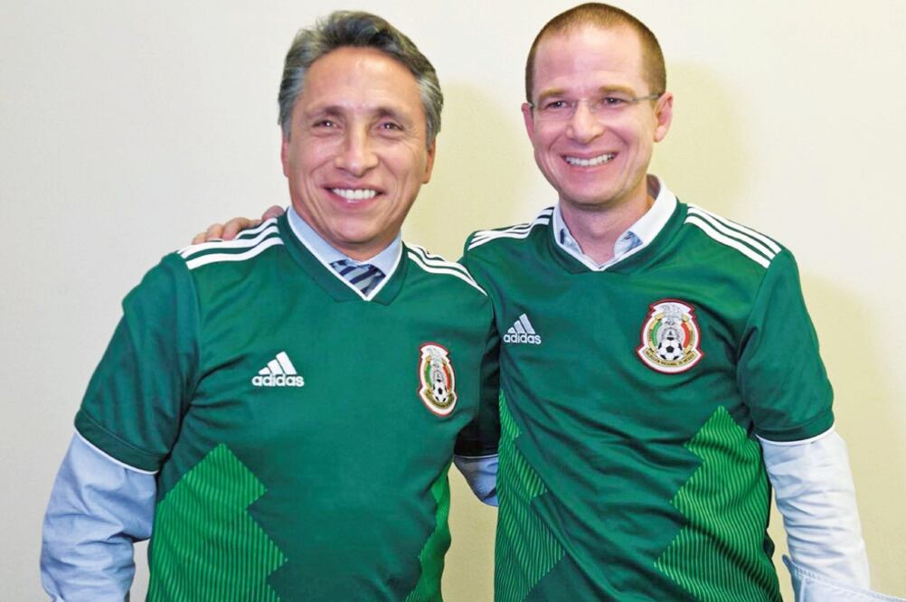 Manuel Negrete, candidato a la alcaldía de Coyoacán y reconocido por haber anotado el mejor gol en un Mundial, se reunió ayer con Ricardo Anaya (ARIEL OJEDA. EL UNIVERSAL)