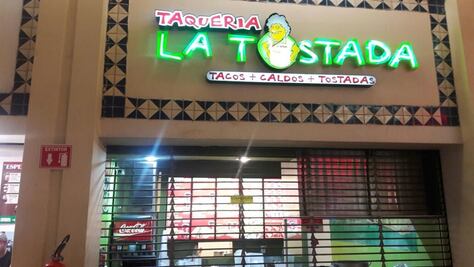 Mujer come tostada con una aguja en Saltillo