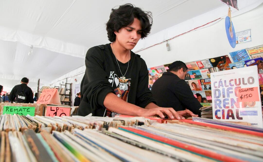 El Gran Remate de Libros y Películas en el Monumento a la Revolución ofrece productos literarios y audiovisuales desde los 10 a 150 pesos. Foto: Especiales