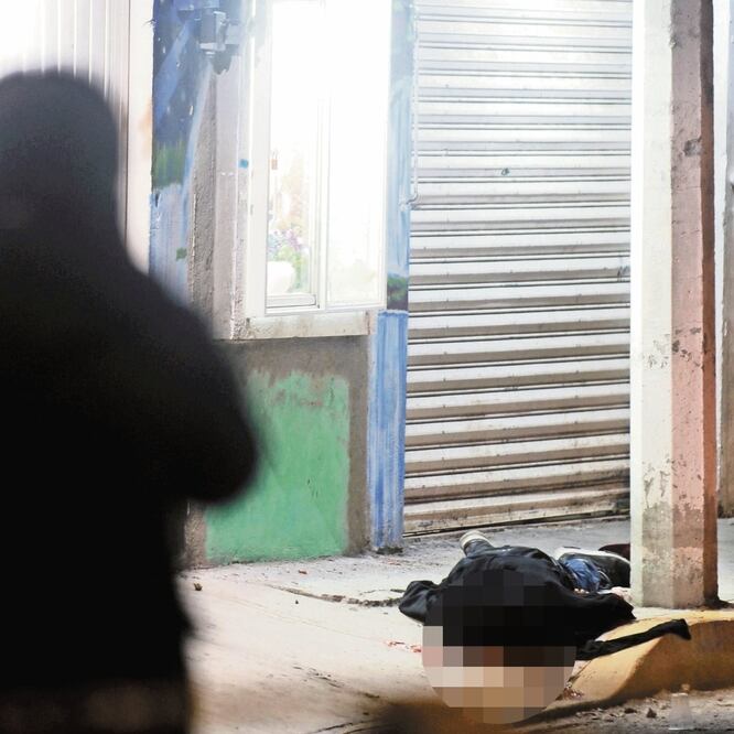 En la alcaldía Iztapalapa tres personas murieron y cuatro más resultaron lesionados al ser atacados a balazos la noche del domingo. LUIS CARBAYO. CUARTOSCURO