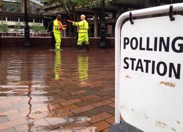 Votar, sin importar la lluvia o los nubarrones