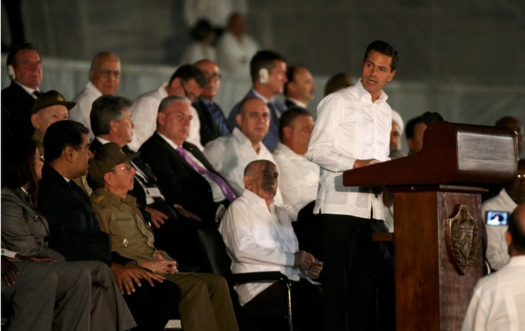 Al rendir homenaje a Fidel Castro, el presidente Enrique Peña Nieto advirtió que México seguirá acompañando a Cuba y a su pueblo "como siempre lo hemos hecho", en su marcha hacia una sociedad más incluyente y próspera. Foto Reuters