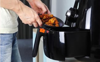 ¿Cómo limpiar la freidora de aire correctamente?; experto revela eficaz método con dos ingredientes
