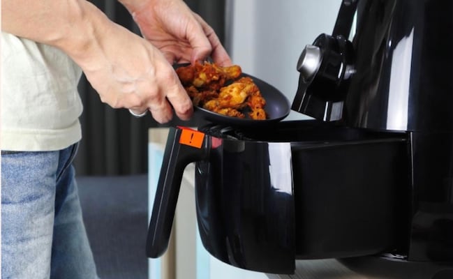 ¿Cómo limpiar la freidora de aire correctamente?; experto revela eficaz método con dos ingredientes