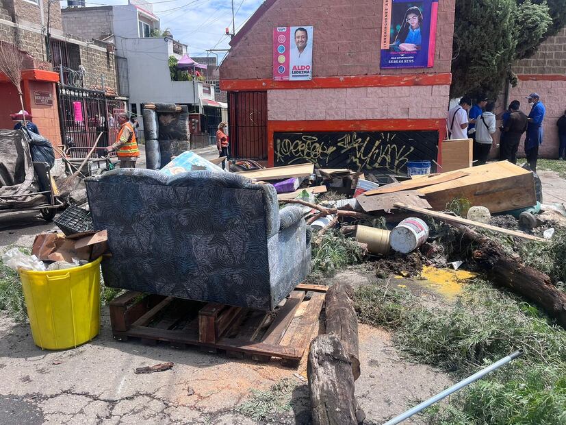 Decenas de personas y elementos de la Sedena comenzaron la limpieza de las casas afectadas por la inundación en la colonia Rancho San Blas. (Foto: Arturo Contreras)