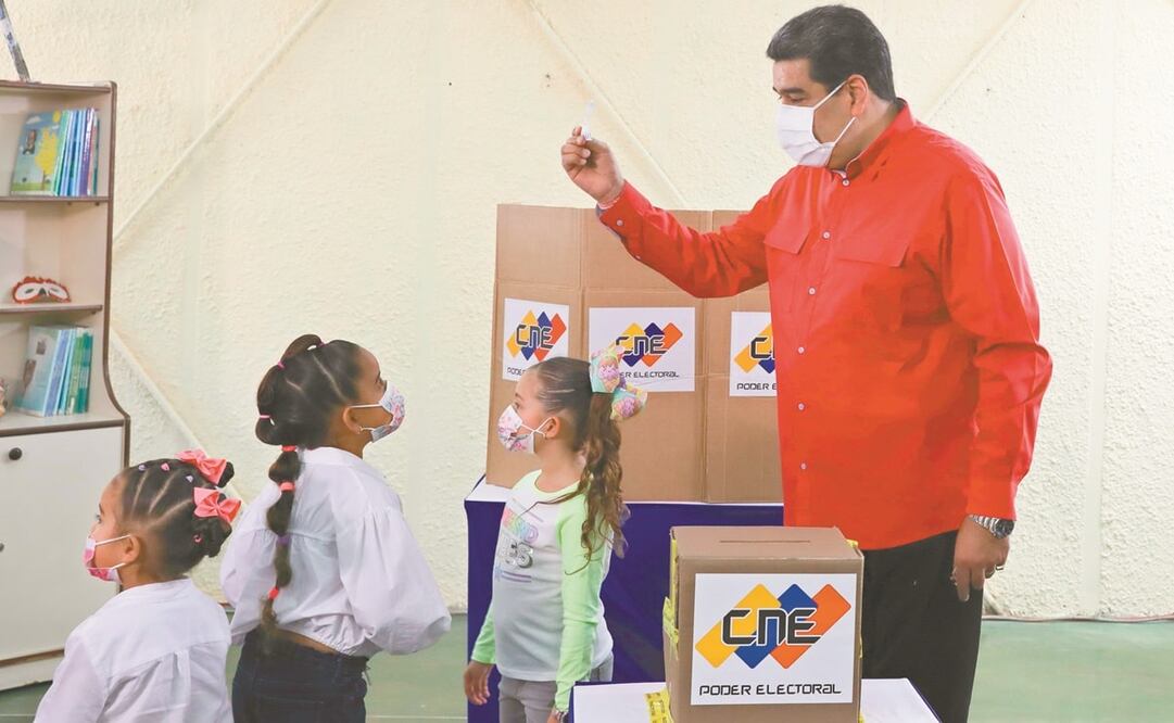 El presidente Nicolás Maduro, al emitir su voto, en Caracas, durante las elecciones primarias del Partido Socialista Unido de Venezuela (PSUV) realizadas el pasado domingo. Foto: XINHUA