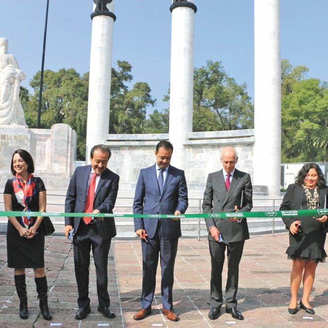 Potencial. El subsecretario Gabriel Yorio (segundo de der. a izq.) destacó que Cetes Directo creció en las zonas urbanas en 10 años. TOMADA DE FACEBOOK