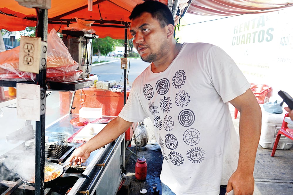Desde hace seis años, Felipe vende comida hasta la madrugada frente a una clínica del IMSS y nunca lo han asaltado (CUAUHTÉMOC MORENO. EL UNIVERSAL)