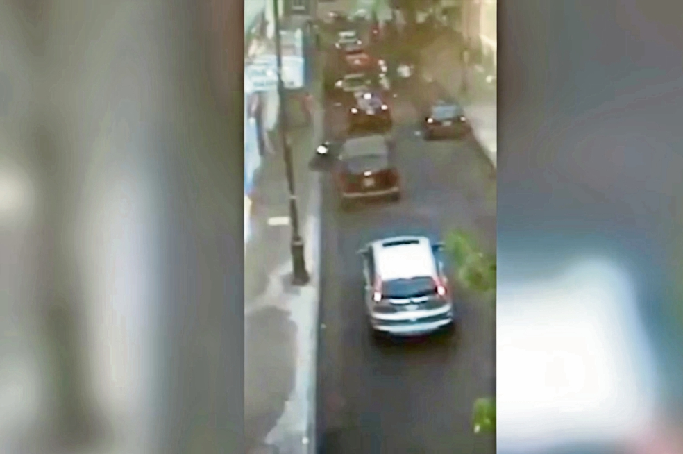 Frustrado. Un video que se hizo viral, muestra el momento en que varios sujetos en motos intentan asaltar a los pasajeros de Uber. (TOMADA DE VIDEO)