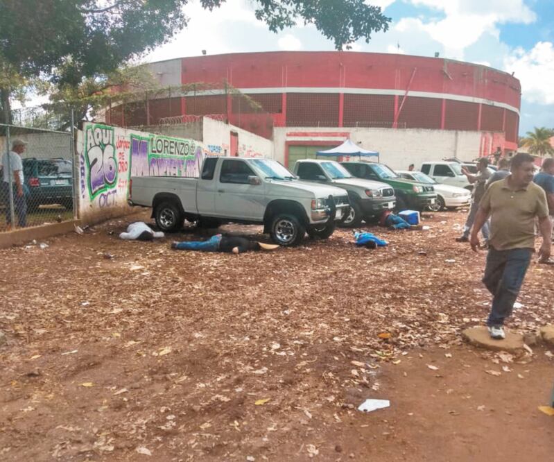 De acuerdo con reportes oficiales, en un primer momento se identificó a las víctimas como vendedores de automóviles. Pese a que hubo múltiples disparos, no se tiene reporte de más heridos. Foto/ESPECIAL