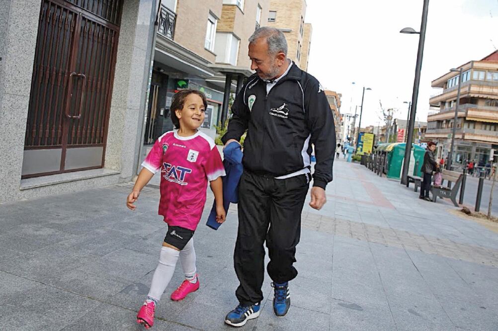 El refugiado sirio Osama Abdul Mohsen y su hijo Zayd, de 8 años, en Getafe, España, donde Osama trabaja como entrenador de futbol. Otro de sus hijos, Mohamed, también vive con ellos (SERGIO PÉREZ. REUTERS)