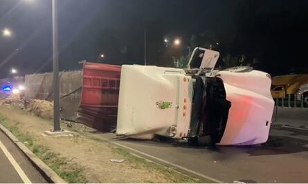 Vuelca tráiler con toneladas de cartón en la Venustiano Carranza: "Venía rápido, le ganó la curva" VIDEO