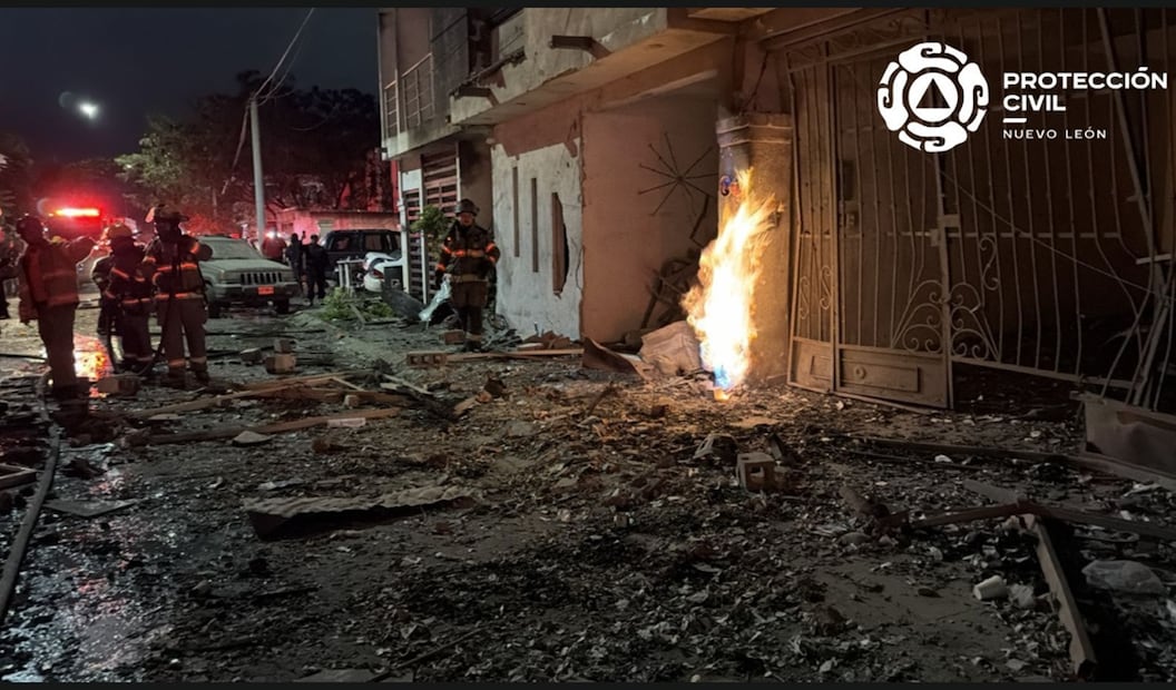 Bomberos trabajan entre escombros tras una explosión provocada por pirotecnia almacenada de manera ilegal en una vivienda del municipio de Pesquería, Nuevo León. Foto: especial