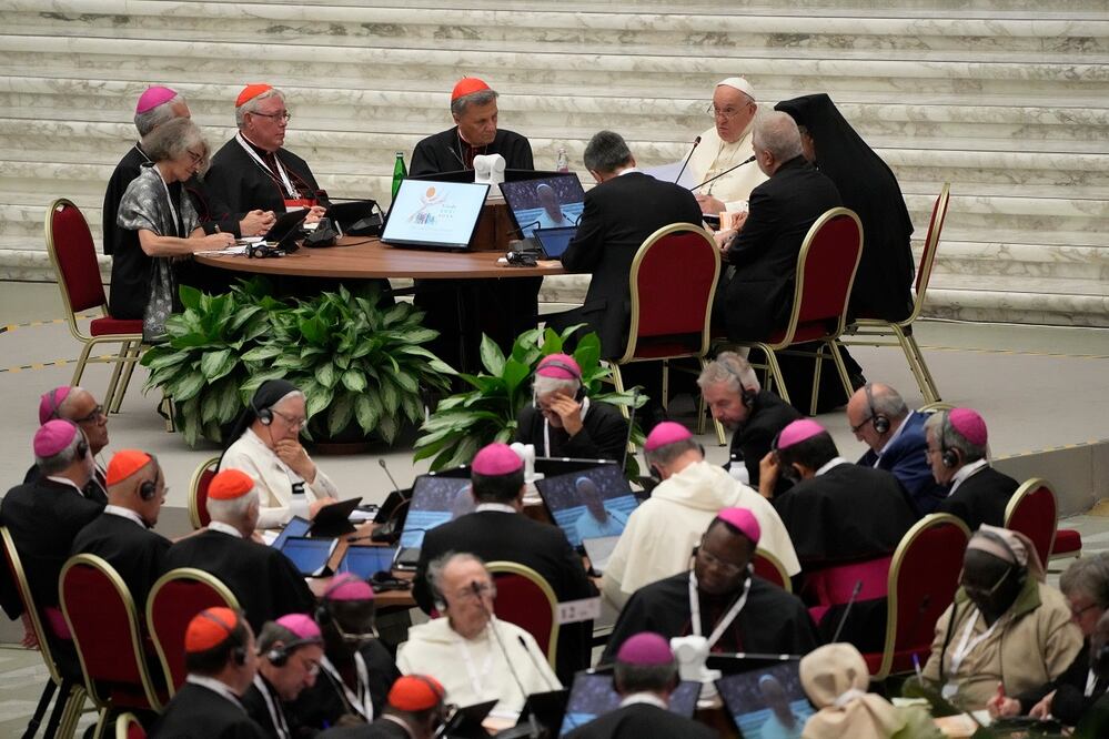 El Papa Francisco habla durante la sesión de apertura de la XVI Asamblea General del Sínodo de los Obispos en el Vaticano en 2023. Foto. AP