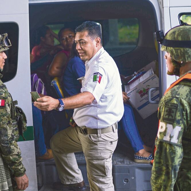 Se instalaron seis puestos de revisión en la zona costera del estado, donde se realizan revisiones a camiones, transporte público y a particulares. FOTOS: PEDRO PARDO. AFP