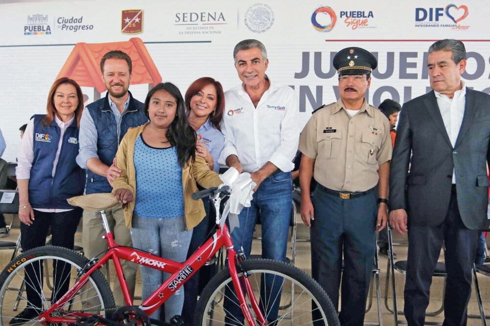 El gobernador de Puebla, José Antonio Gali Fayad, recordó que Puebla fue la primera entidad del país en regresar el civismo a las aulas 