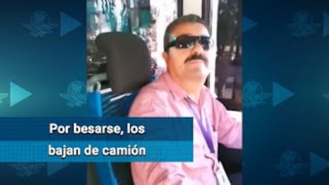 “¡Aquí no!”, chofer baja a pareja gay por besarse