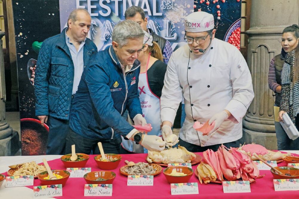 El jefe de Gobierno, Miguel Ángel Mancera, elaboró su propio tamal al que llamó CDMX, con masa y hoja de maíz color rosa con algunos frutos secos. (CORTESÍA)