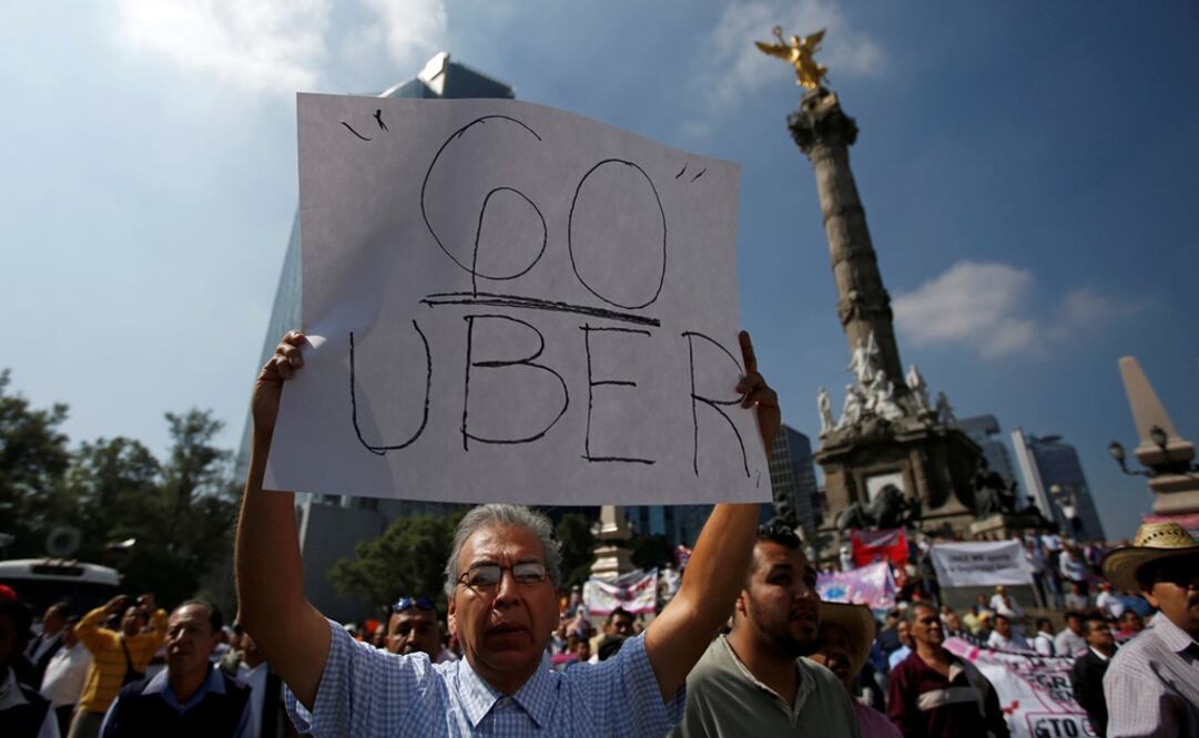 Más de 2 mil 500 taxistas de la Ciudad de México y de otros estados de la República marcharon desde el Ángel de la Independencia hasta la Secretaría de Gobernación. (Foto: Reuters)