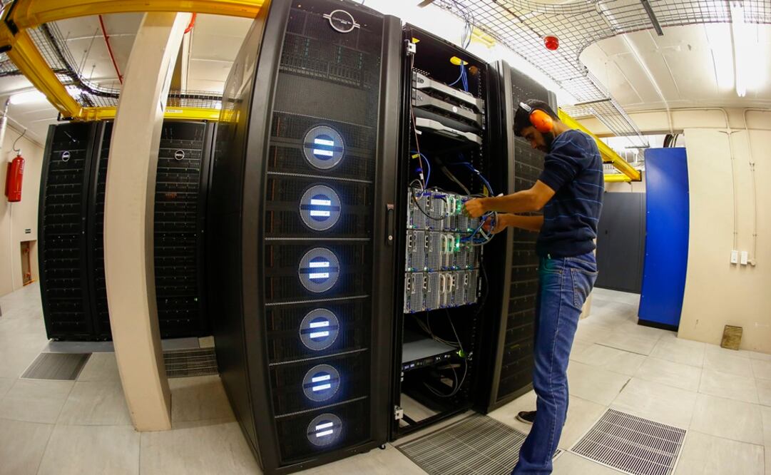 El “Lengau” tiene una potencia equivalente a 40 mil ordenadores portátiles con una conexión de 56 gigabytes por segundo. FOTO: EFE