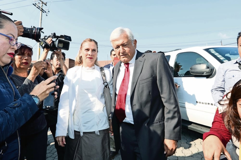 El candidato presidencial de la coalición Juntos Haremos Historia, Andrés Manuel López Obrador, llegó a la reunión con obispos del país acompañado de su esposa, Beatriz Gutiérrez Müller (VALENTE ROSAS. EL UNIVERSAL)