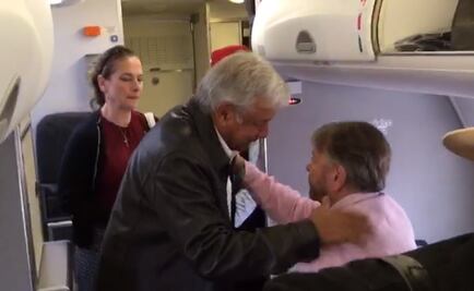 ​AMLO y Castañeda se encuentran y saludan al abordar vuelo con destino a Oaxaca