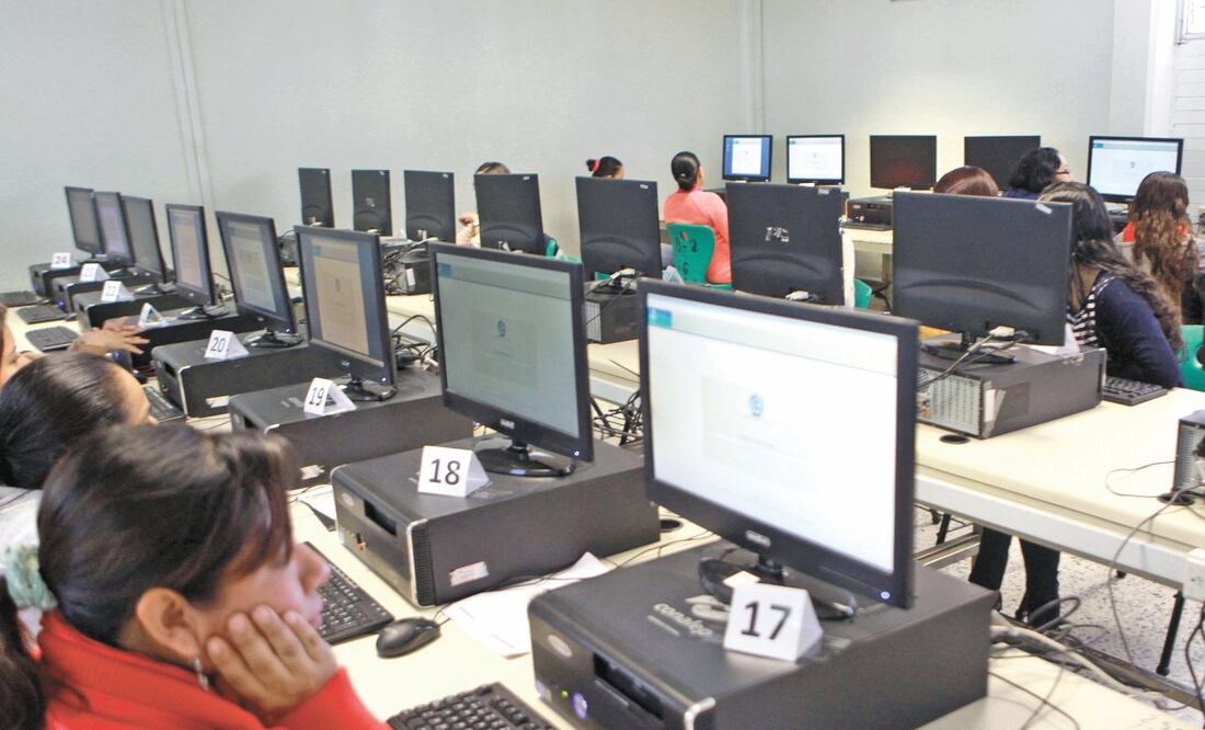 El 49% de las personas que utilizan el sistema de Prepa en Línea es mayor de 30 años, y seis de cada 10 trabajan y/o tienen hijos y suelen tomar sus clases en cibercafés. Foto/ARCHIVO EL UNIVERSAL