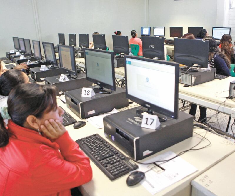 El 49% de las personas que utilizan el sistema de Prepa en Línea es mayor de 30 años, y seis de cada 10 trabajan y/o tienen hijos y suelen tomar sus clases en cibercafés. Foto/ARCHIVO EL UNIVERSAL