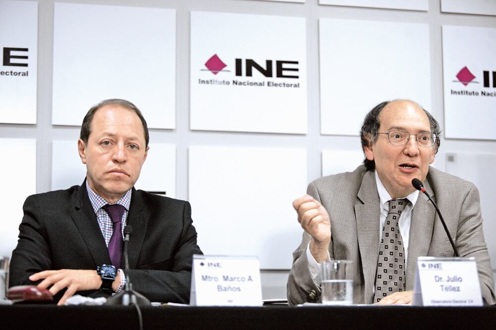 Marco Antonio Baños, consejero del Instituto Nacional Electoral, y Julio Téllez, académico de la UNAM, durante la presentacion del Observatorio Electoral 2.0, para las elecciones 2016 (IVÁN STEPHENS. EL UNIVERSAL)