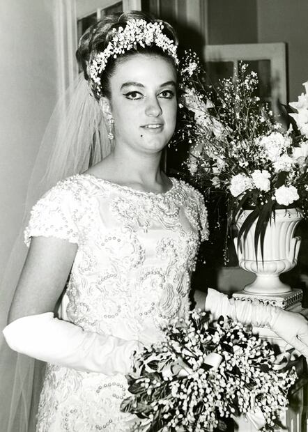 Imagen de 1967. Aunque en las tiendas especializadas estén los asesores para ramos nupciales, es muy común que las clientas lleguen con una idea fija de lo que quieren, por eso, el ramo se convirtió más en un significado individual de la novia que en una tradición inmóvil. Foto: ESPECIAL.