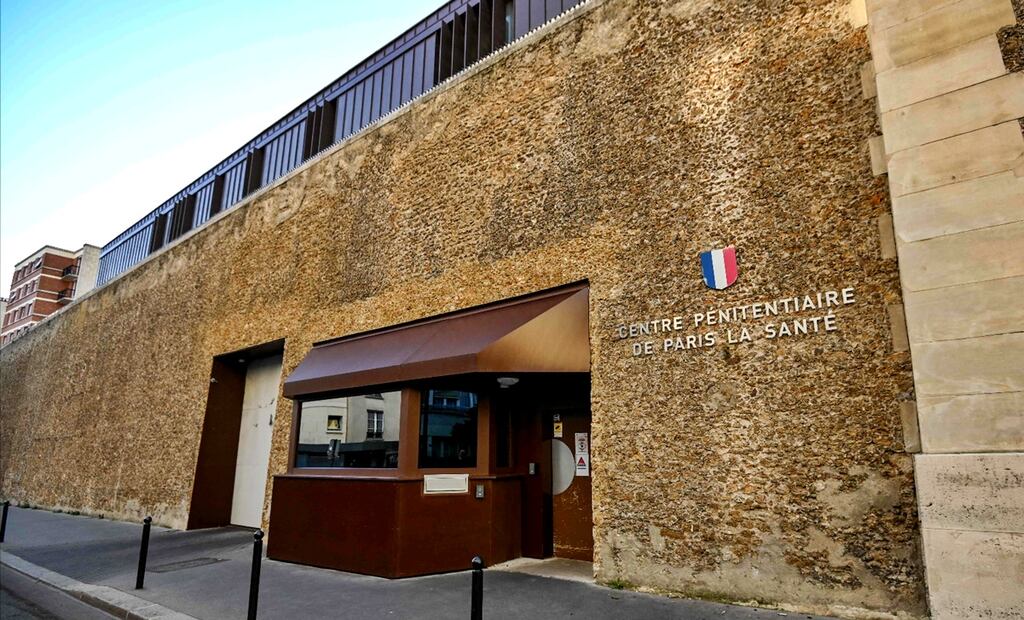 Sarkozy, quien fuera presidente entre 2007 y 2012, ingresó por la mañana en la cárcel de La Santé, en el distrito XIV de París, para cumplir una pena de cinco años de prisión por asociación ilícita. Imagen tomada el 6 de noviembre de 2020. Foto: archivo AFP