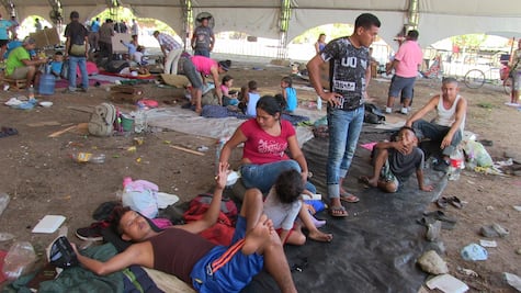 Migrantes agreden con piedras a personal del INM en Chiapas